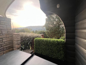 LARCHES LODGE Norwegian log cabin, wood stove & spa